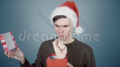 戴圣诞老人帽子的人打开礼物盒，竟然从盒子里拿出一只手，在鼻子上<strong>咔嚓</strong>一<strong>声</strong>